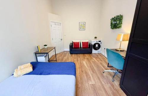 Addison Apartment | 2-Bedroom Hammersmith Flat with WiFi, washer, dryer near Shepherds Bush & Westfield London by Staylio London