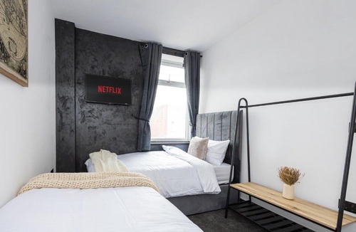 Leigh House | 2 Bedroom Home Sleeps 6 with Cinema Room Fast WiFi for Short and Long Stays