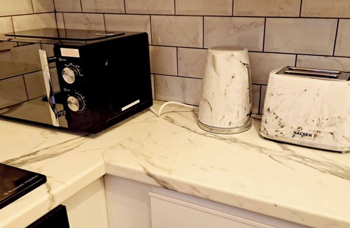 Leeds House | 2 Bedroom House in Leeds - Sleeps 5, WiFi, Pets