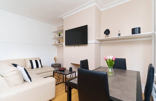 Harehills Apartment | 2 Bedroom House near Leeds with Smart TV & Netflix