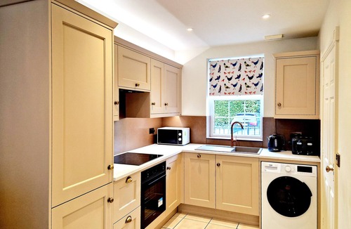 York House | 2 Bedroom Luxury Townhouse sleeps 4. Close to City Centre.