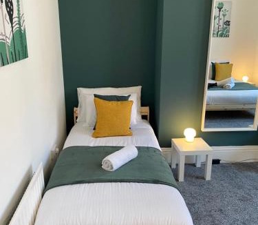 Gateshead House | 2-BR Home in Gateshead for Family and Friends