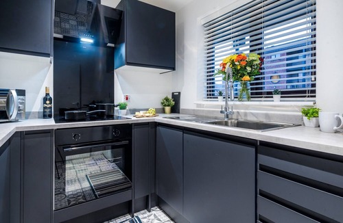 Nottingham House | 2 BR House Garden Wi-Fi Parking Ideal for |Professionals |families| Contractors