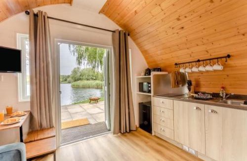 Frognall House | 2 Elm Water lakeside hideaway