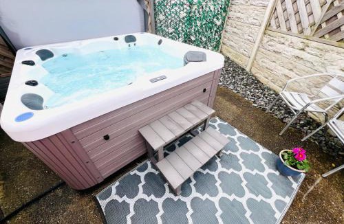 Patrington Haven Resort | 2 Sandringham, Patrington Haven, Hot Tub, Private Parking