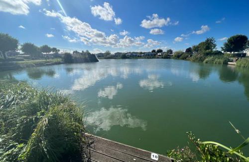 Patrington Haven Resort | 2 Sandringham, Patrington Haven, Hot Tub, Private Parking
