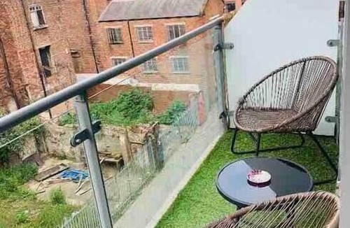Chinatown Apartment | 28. 2 bed Sleeps 8 Free parking by Concert Square