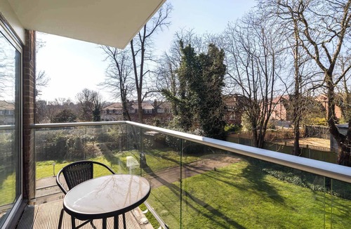Highgate Apartment | 2BDR Highgate Apt with Balcony and Free Parking