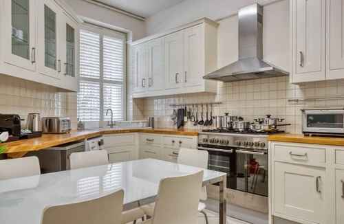Earl's Court Apartment | 2Bed 2Bath Apartment Earls Court