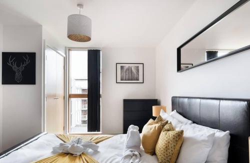 Central Milton Keynes Apartment | 2Bed, 2Bath | Walk to Shops & Food | Free Parking