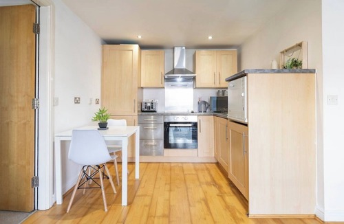 Chorlton-cum-Hardy Apartment | 2BR Apartment with Free Parking, City Centre