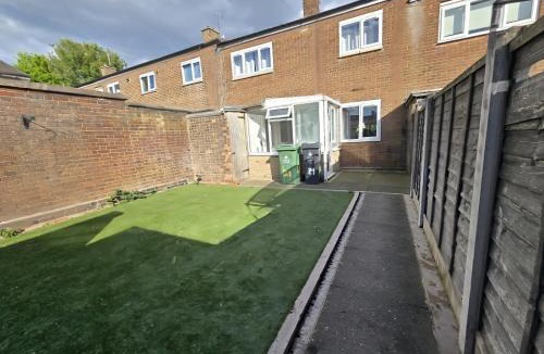 Willenhall House | 2ndHomeStays- Willenhall-A Serene 3 Bed House with a Garden View-Suitable for Contractors and Families-Sleeps 9 - 7 mins to J10 M6 and 21 mins to Birmingham