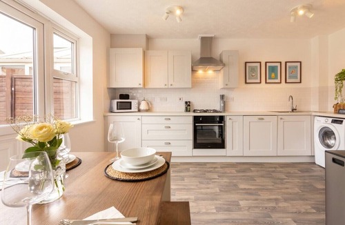 Northwich House | 3-Bed House Sleeps 6 with Driveway Parking · 10 Min to Knutsford
