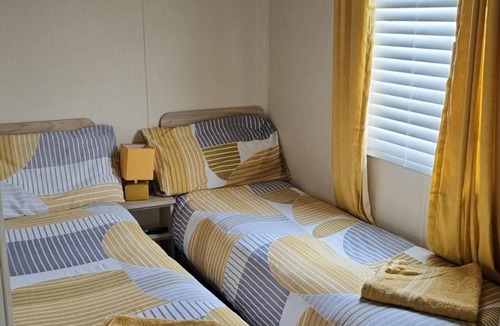 Skegness Cabin | 3 Bed Caravan - Sleeps 6 - Pets - Parking - Wifi