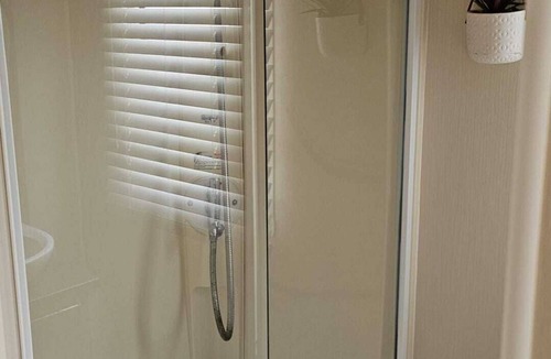 Skegness Cabin | 3 Bed Caravan - Sleeps 6 - Pets - Parking - Wifi
