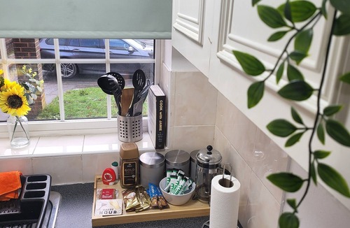 Wolverhampton House | 3-Bed Detached Home. Contractors & Families. Quiet cul-de-sac. Parking.