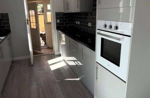 Bramcote House | 3 Bed Home Sleeps 7 - WiFi & Free Street Parking