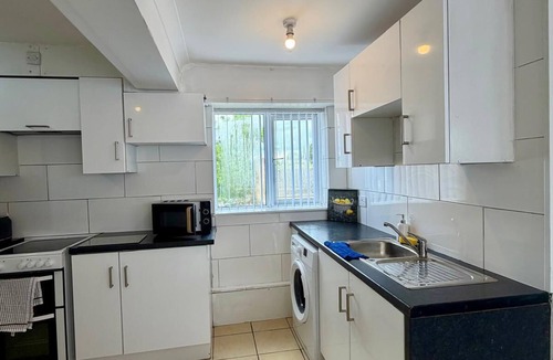 Corby Apartment | 3-Bed Home, Sleeps up to 6, Free Parking Wi-Fi