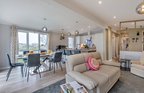 Frognall Ski Chalet | 3 Bed in Tallington (oc-s30309)
