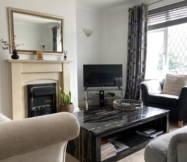 Messingham House | 3-Bed Retreat Perfect Contractors & Leisure Stays Onsite Parking