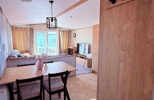 Kirby Misperton Cabin | 3-Bed - Sleeps 6 - Parking - Balcony