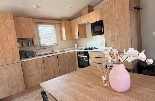 Kirby Misperton Cabin | 3-Bed - Sleeps 6 - Parking - Balcony