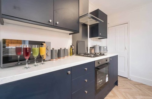 Hull House | 3 Bedroom Adom Home 4 Beds- Central Location