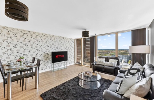 Central Milton Keynes Apartment | 3-Bedroom Apartment @ The Vizion Beautiful Views Communal Garden Free Parking Yoko Property