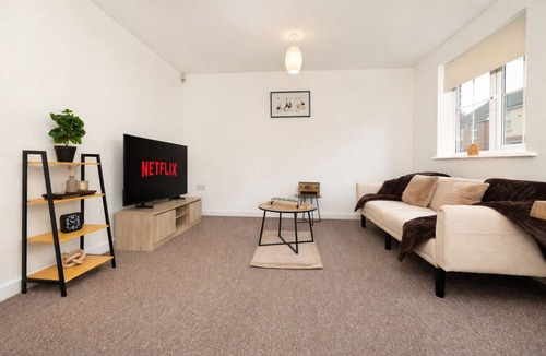 Nottingham House | 3-Bedroom Home | Sleeps 6 | Parking | Contractors