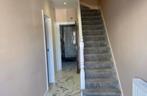 Bensham Manor House | 3 Bedroom House - A walking distance to Train Station