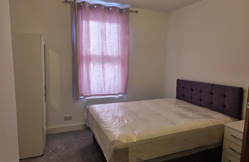 Bensham Manor House | 3 Bedroom House - A walking distance to Train Station