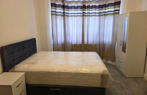 Bensham Manor House | 3 Bedroom House - A walking distance to Train Station