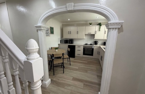 Liverpool House | 3 bedroom house, perfect for families, groups or contractors