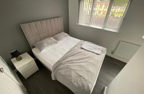Greetland House | 3- Bedroom House -Private Parking - contractors welcome- 2 Min M62