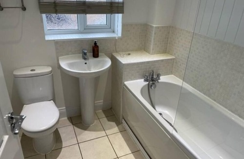 Corby House | 3-Bedroom Property With En-Suite, Parking & Wi-Fi