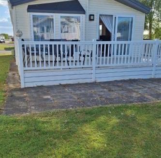 Hunstanton House | 3 bedroom stunning lodge Manor Park linen Inc