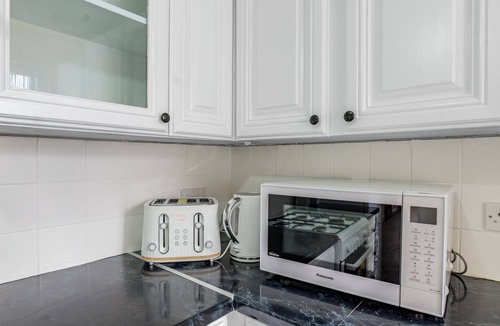 Bury House | 3 Double Bedrooms + Large Bathroom | Family & Group Friendly Home with Garden