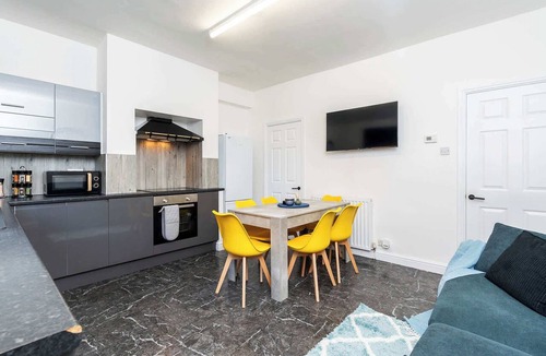 Hemsworth House | 30% OFF | Spacious 4BR House | Private Garden | Sleeps 6|