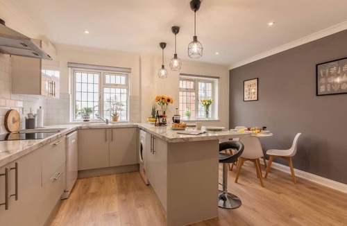 Portswood House | 3BR Luxury Chic Spacious House w/Parking -Sleeps 7