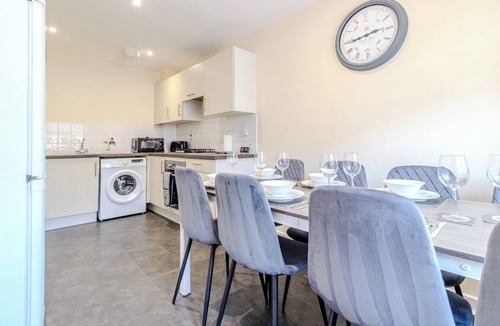 Wootton House | 3CarDrive|9GuestStay|Contractor|Universal