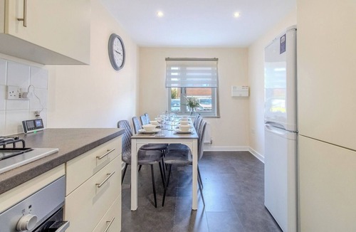Wootton House | 3CarDrive|9GuestStay|Contractor|Universal