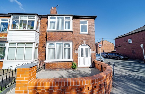 Wigan House | 4 bed 3 bath Wigan Home | Long Stays Welcome | Fast WiFi | Free Parking