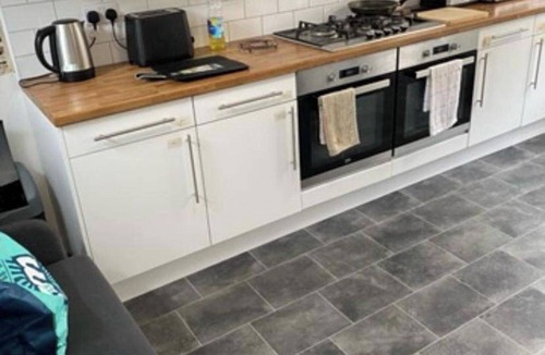 Corby House | 4 bed 4 shower room Sleeps 7 Free Parking Long Term stays