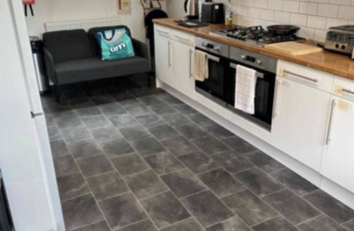 Corby House | 4 bed 4 shower room Sleeps 7 Free Parking Long Term stays