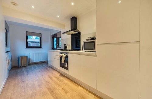 Beattock Cabin | 4 Bed House - Sleeps 9 - HotTub - Parking