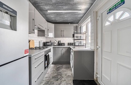 Burnley House | 4-Bed Terrace Sleeps 6 · Free Parking · Walk to Turf Moor