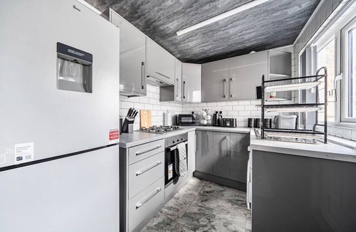 Burnley House | 4-Bed Terrace Sleeps 6 · Free Parking · Walk to Turf Moor