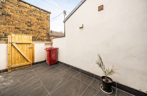 Burnley House | 4-Bed Terrace Sleeps 6 · Free Parking · Walk to Turf Moor