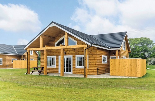 Hornsea Ski Chalet | 4 bedroom accommodation in Hornsea