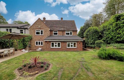 Epping House | 4-Bedroom Family Home with Garden, BBQ & Free Parking in Epping
